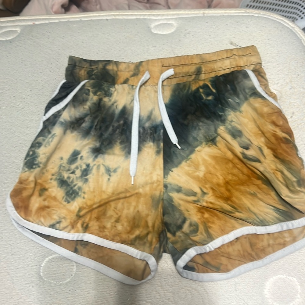 Tie dye shorts with pockets and white trimming